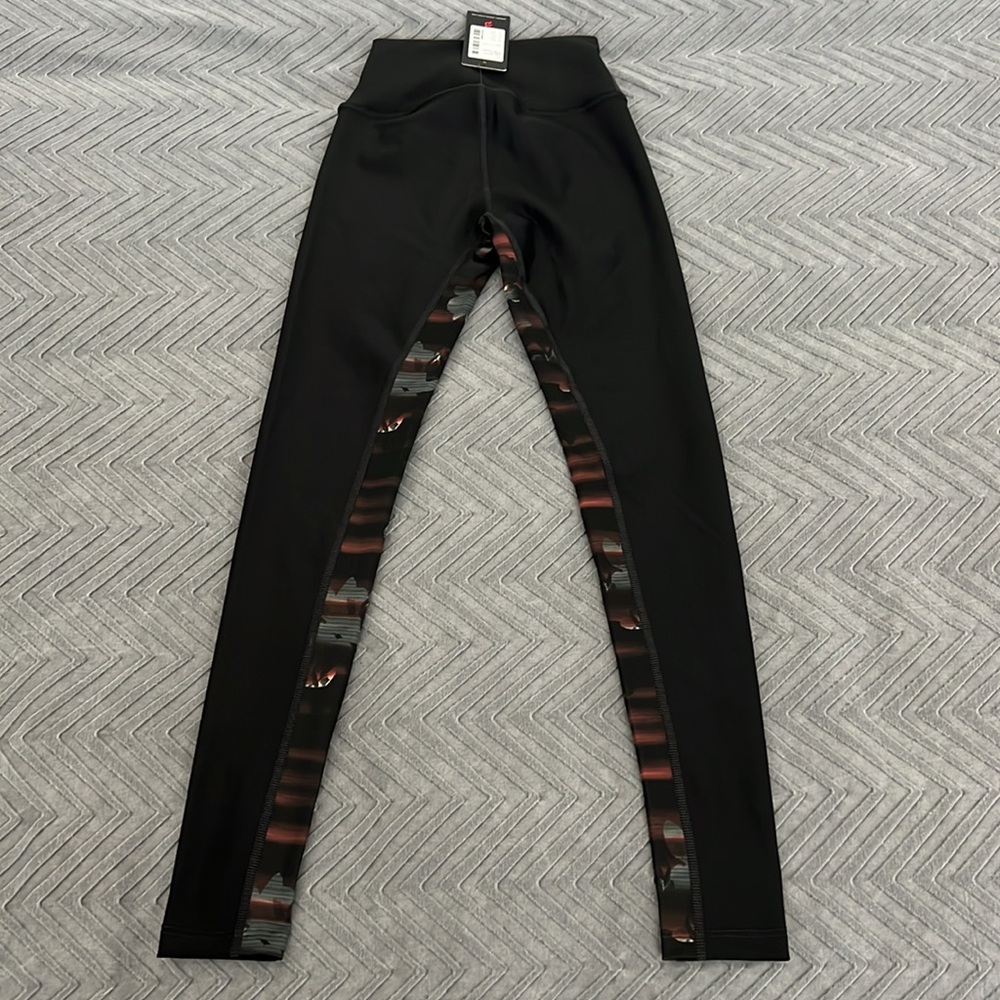 NWT Peloton Show Up Floral Legging - Picture 3 of 7